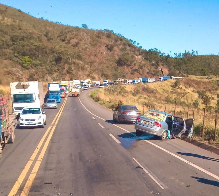 Acidente com três veículos deixa feridas na BR-381, em Caeté - Foto: Reprodução/Redes Sociais