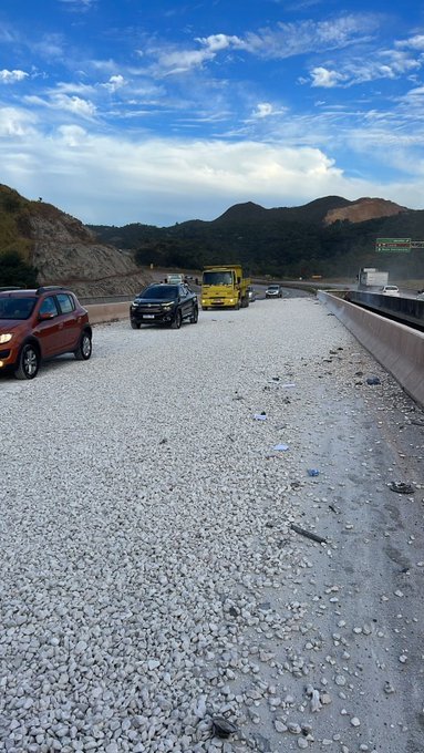 Acidentes deixa quatro pessoas feridas e causa interdição parcial da pista na BR-381 - Foto: Divulgação/PRF