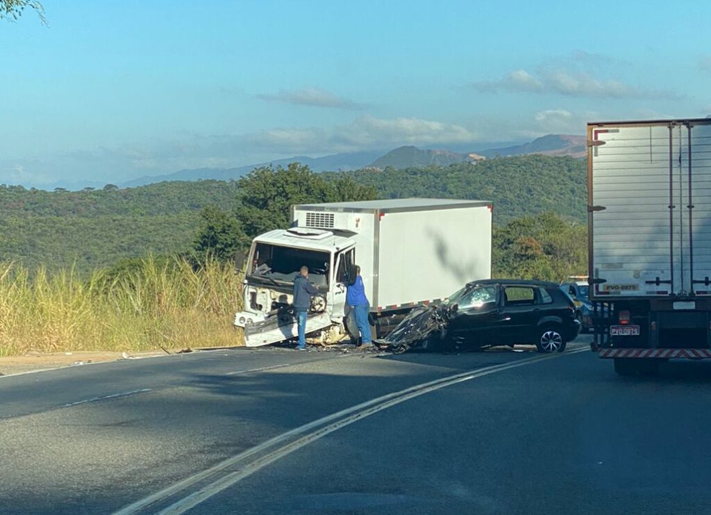 Batida frontal entre carro e caminhão mata motorista na BR-381, em João Monlevade - Foto: Reprodução/Redes Sociais