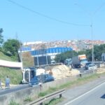 Carreta carrega de madeira tomba e interdita trecho da Rodovia Fernão Dias, em Extrema - Foto: Divulgação