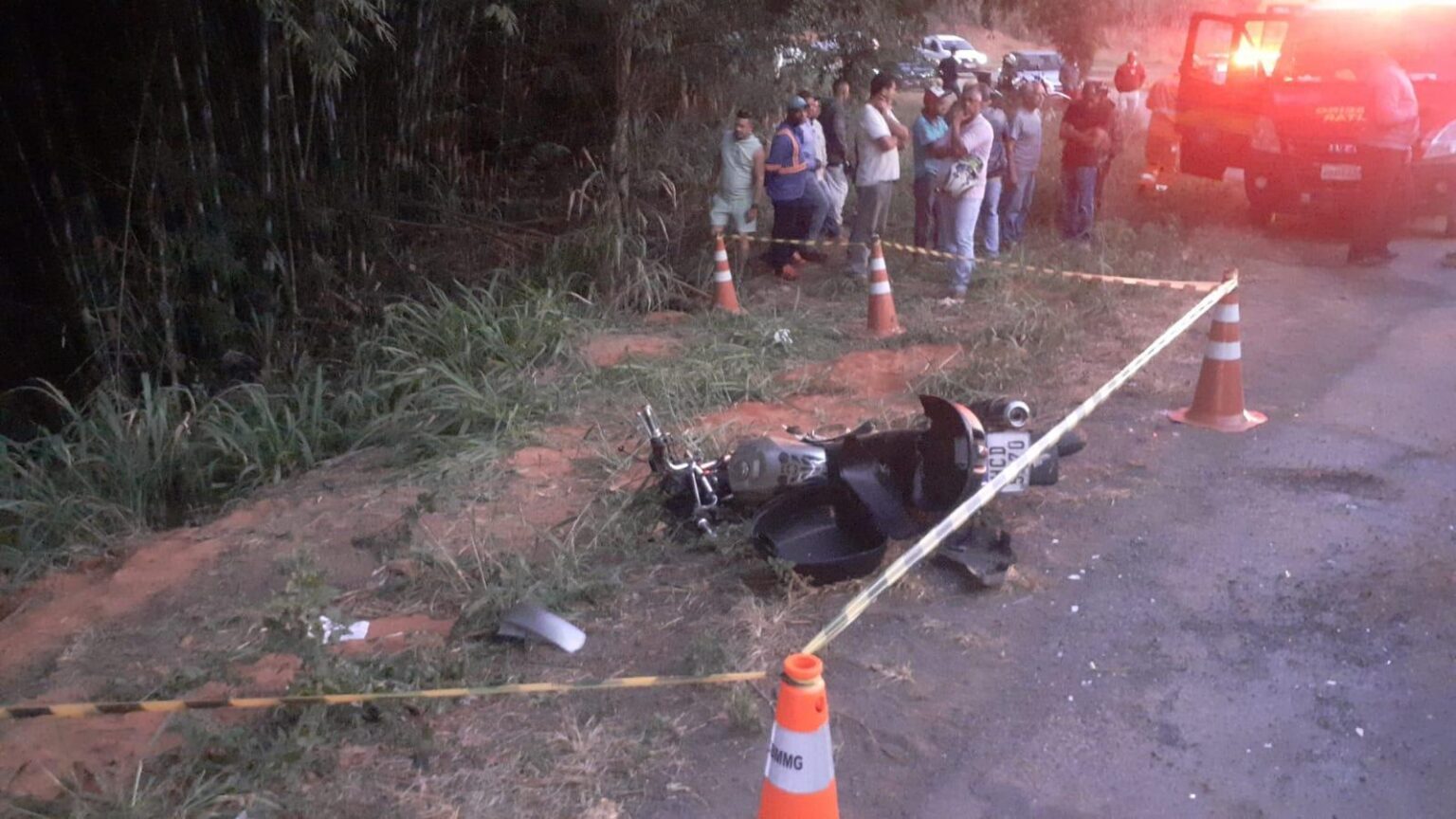 Motociclista morre após ser arremessado em barranco em acidente com caminhão na BR-381 Motociclista morre após ser arremessado em barranco em acidente com caminhão na BR-381 - Foto: Divulgação/Corpo de Bombeiros