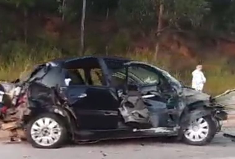 Carro fica destruído após acidente com carreta na BR-381, em São Gonçalo do Rio Abaixo - Foto: Reprodução/Redes Sociais