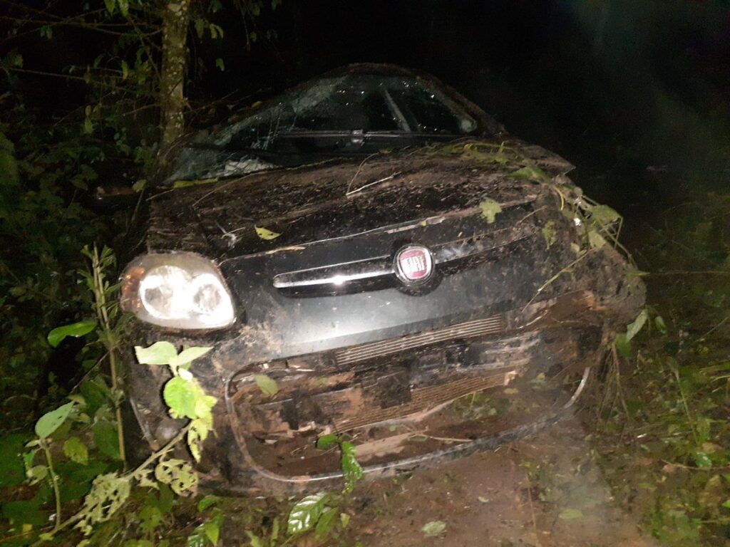 Motorista fica ferida após carro capota e cai de ribanceira de 15 metros na BR-482, em Itaverava - Foto: Divulgação/Corpo de Bombeiros