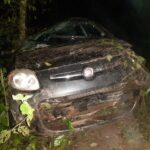 Motorista fica ferida após carro capota e cai de ribanceira de 15 metros na BR-482, em Itaverava - Foto: Divulgação/Corpo de Bombeiros