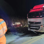 Dois homens morrem em acidente entre carro e carreta na BR-459, em Congonhal - Foto: Divulgação/Corpo de Bombeiros