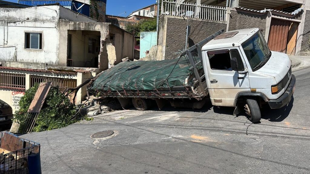 Duas crianças ficam feridas por escombros após caminhão atingir casa em Contagem - Foto: Divulgação/Corpo de Bombeiros