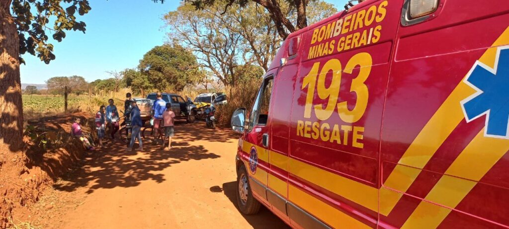 Cinco pessoas ficam feridas após acidente entre caminhonetes em estrada rural de Unaí - Foto: Divulgação/Corpo de Bombeiros