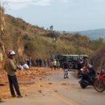 Caminhão carregado com tijolos tomba e mata uma pessoa na estrada da Serra da Moeda, na saída para BR-040 - Foto: Reprodução/Redes Sociais