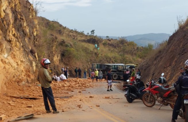 Caminhão carregado com tijolos tomba e mata uma pessoa na estrada da Serra da Moeda, na saída para BR-040 - Foto: Reprodução/Redes Sociais