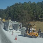 Caminhão tomba e interdita Rodovia Fernão Dias, em Santo Antônio do Amparo - Foto: Reprodução/Redes Sociais