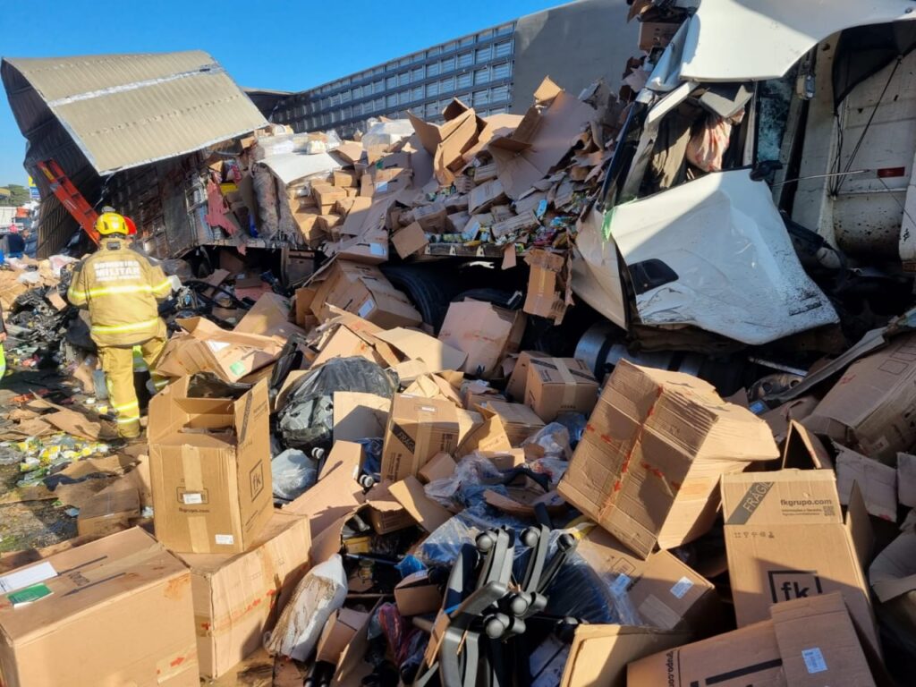 Saque de carga tombado: Entenda as implicações legais do crime, riscos e as medidas de prevenção - Foto: Divulgação/Bombeiros