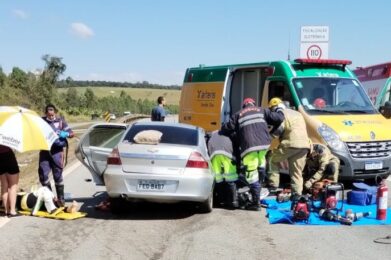Cinco pessoas ficam feridas após acidente entre carro e carreta na Rodovia Fernão Dias, em Carmópolis de Minas - Foto: Divulgação/Bombeiros