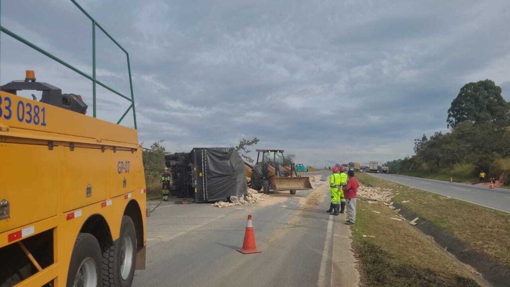 Carreta tomba, interdita totalmente e provoca congestionamento na Rodovia Fernão Dias, em Oliveira - Foto: Divulgação/PRF