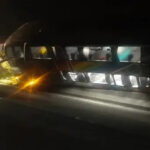 Ônibus com 53 passageiros tomba e interdita rodovia Fernão Dias, em Três Corações - Foto: Divulgação