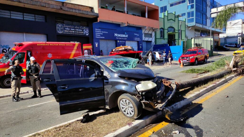 Quatro pessoas da mesma família ficam feridas em acidente entre carros em Lagoa Santa - Foto: Divulgação/Corpo de Bombeiros