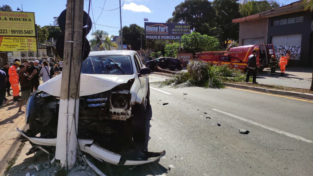 Quatro pessoas da mesma família ficam feridas em acidente entre carros em Lagoa Santa - Foto: Divulgação/Corpo de Bombeiros