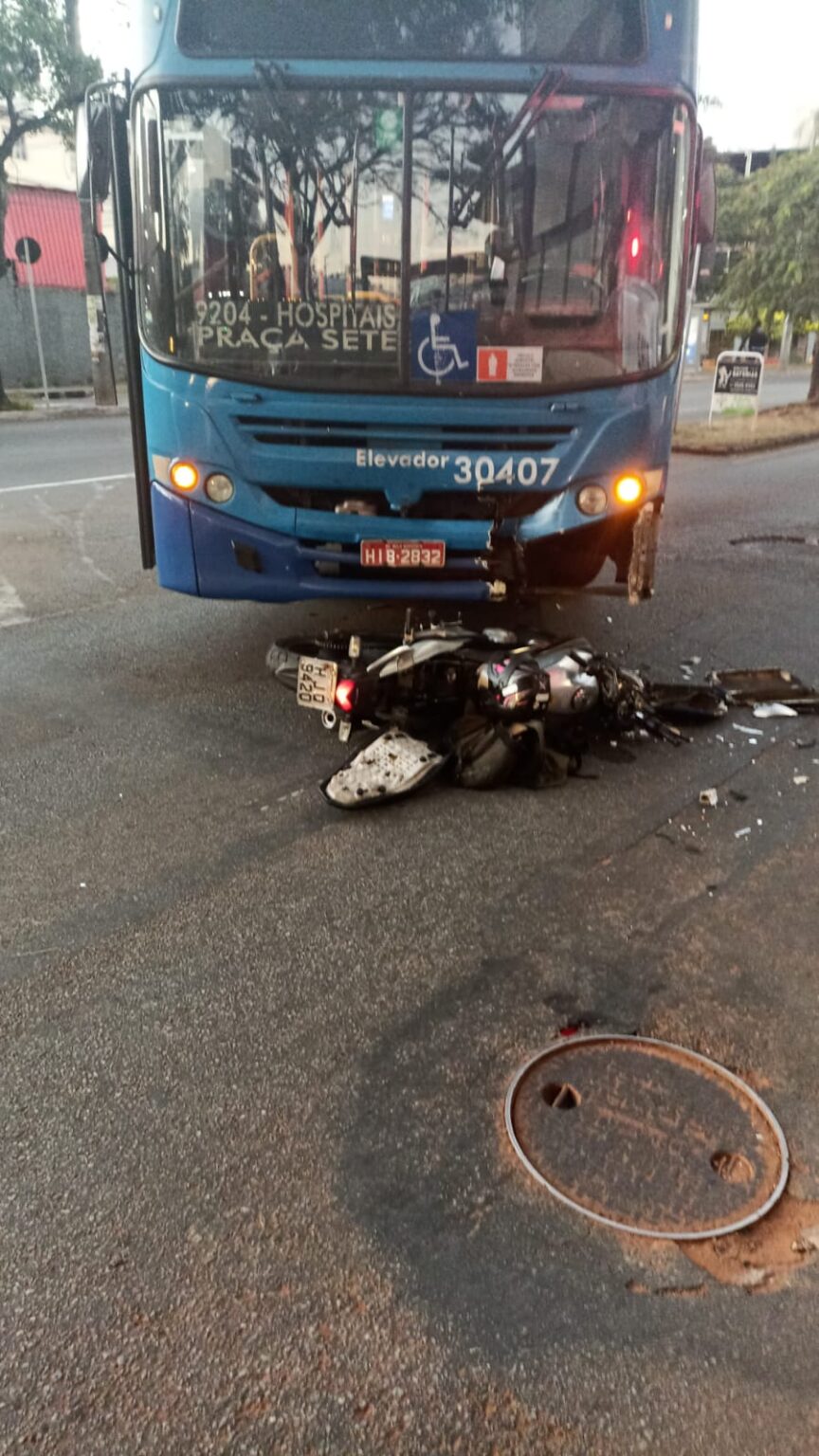 Motociclista fica ferido em acidente com ônibus na Avenida Silva Lobo, em BH - Foto: Reprodução/Redes Sociais
