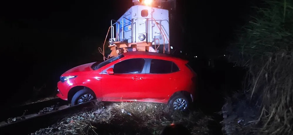 Carro é atingido e arrastado por trem ao atravessar linha férrea em Betim - Foto: Divulgação/PMMG