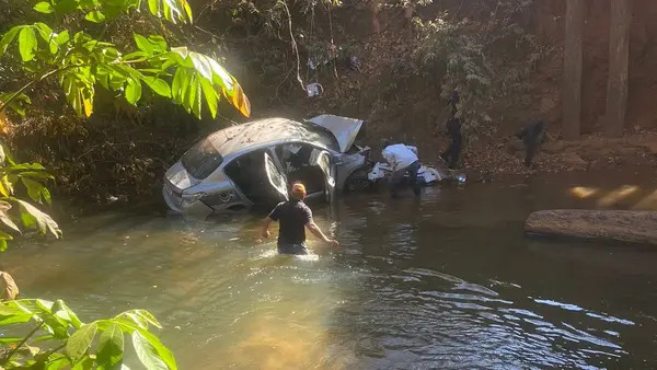 Carro com equipe cerimonial de Romeu Zema sofre acidente e cai de ponte em Unaí - Foto: Reprodução/Redes Sociais