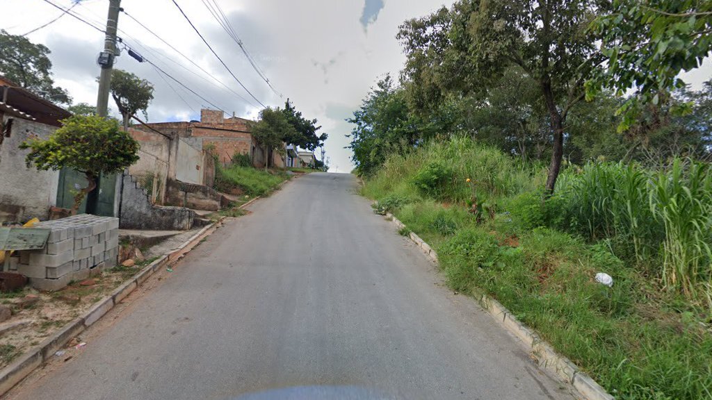 Homem é morto com tiros na cabeça no bairro Duqueza, em Santa Luzia - Foto: Reprodução/Google Street View