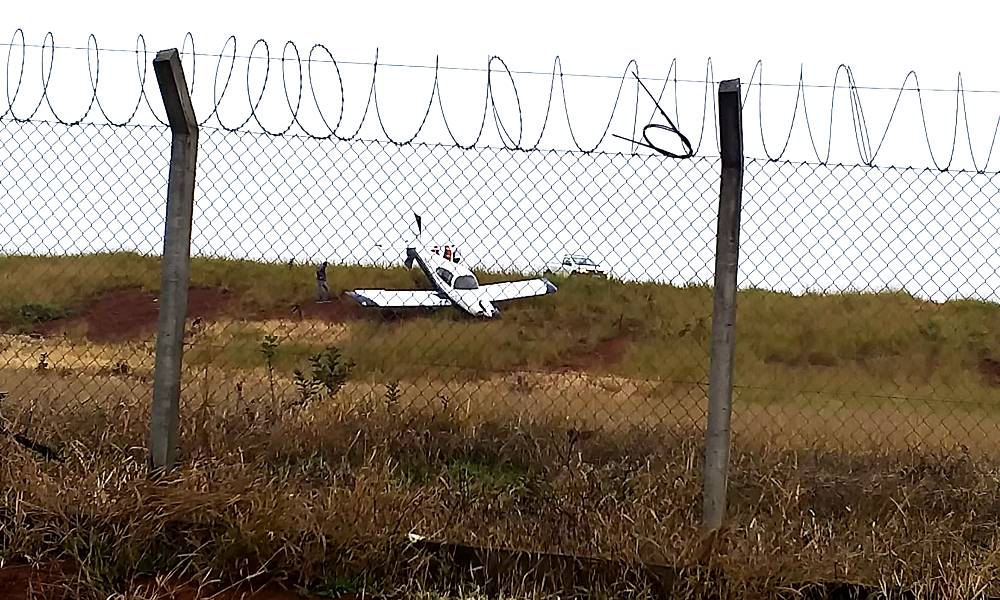 Avião monomotor ultrapassa pista e cai em barranco no aeroporto de Pouso Alegre - Foto: Reprodução/Redes Sociais