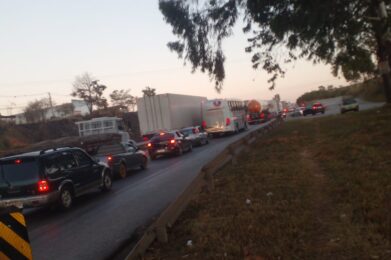 Acidentes e fluxo intenso de veículos complica volta do feriado na rodovia BR-040 - Foto: Reprodução/Redes Sociais