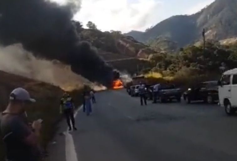 Caminhão carregado de tubos PVC pega fogo e fecha BR-381, entre Antônio Dias e Nova Era - Foto: Reprodução/Redes Socias