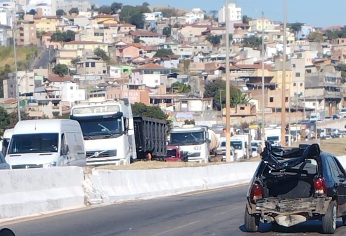 Acidente entre carro e moto deixa ferido e complica trânsito no Anel Rodoviário, em BH - Foto: Divulgação