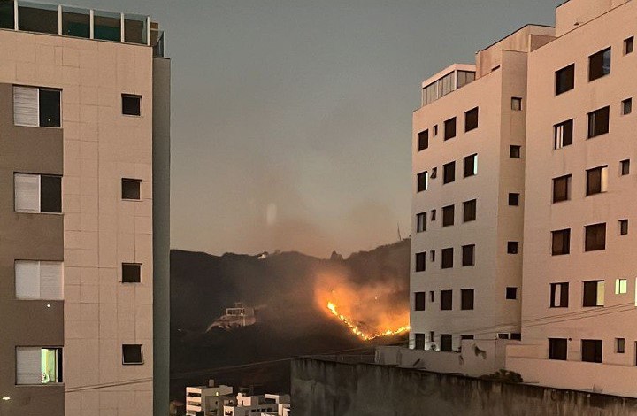 Incêndio atinge mata e assusta moradores no bairro Buritis, em BH - Foto: Divulgação