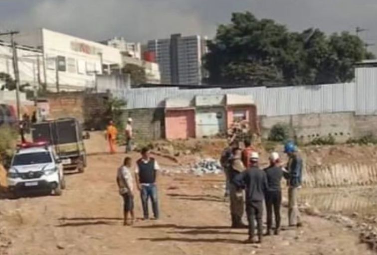 Corpo de homem é encontrado em lama no bairro Cidade Industrial, em Contagem - Foto: Divulgação