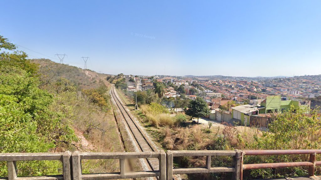 Homem é morto a tiros e tem mãos amarradas em linha férrea no Solar do Barreiro, em BH - Foto: Reprodução/Google Street View