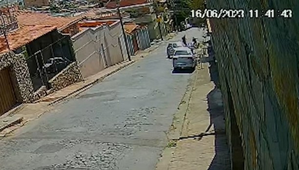 Dupla é presa após perseguição policial por tentar matar homem no bairro Paraíso, em BH - Foto: Reprodução/Câmera de segurança