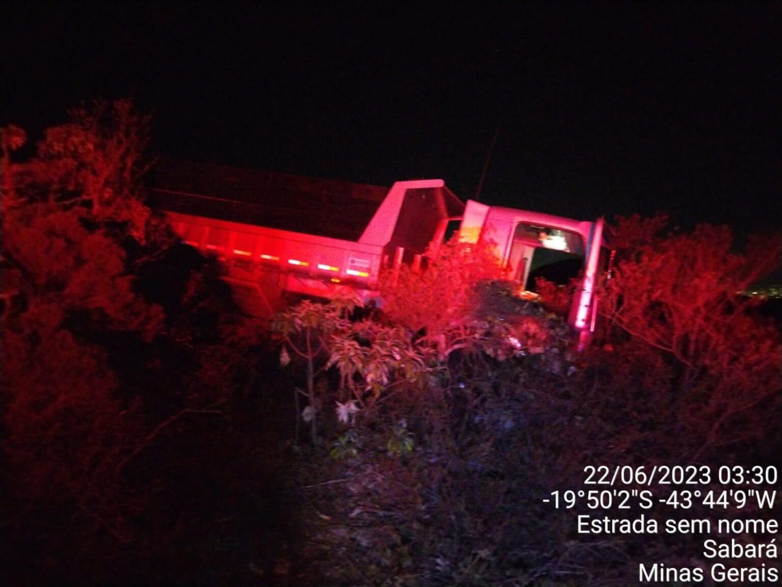 Vinte pessoas são presas por extração ilegal de minério de ferro na Serra da Piedade - Foto: Divulgação/PMMG
