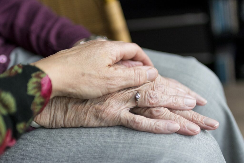 Minas Gerais registra mais de 6 mil casos de violência contra o idoso - Foto: Divulgação