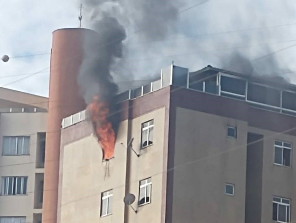 Apartamento pega fogo e assusta moradores no bairro Caiçara, em BH - Foto: Divulgação/PMMG
