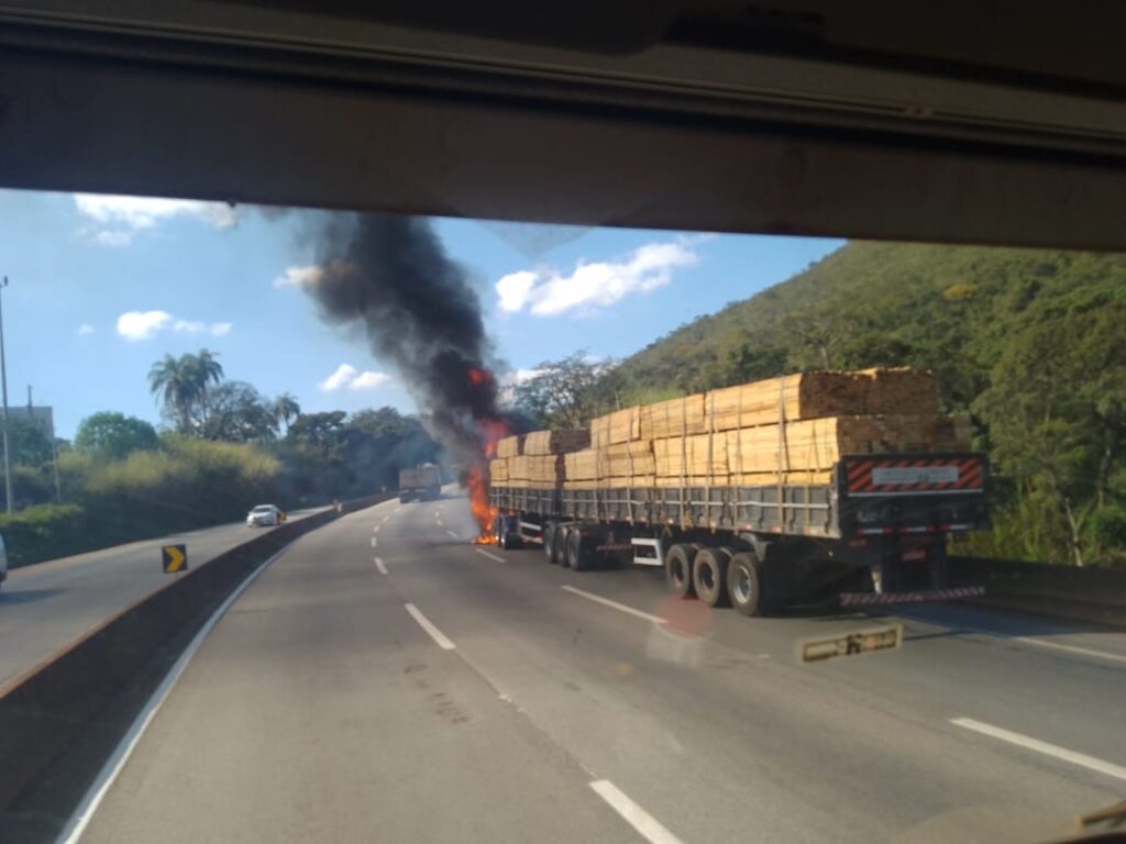 Incêndio em carreta interdita totalmente Rodovia Fernão Dias, em Brumadinho - Foto: Divulgação