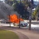 Carro pega fogo e causa interdição na Avenida Barão Homem de Melo, em BH - Foto: Reprodução/Redes Sociais