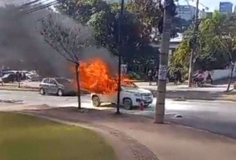 Carro pega fogo e causa interdição na Avenida Barão Homem de Melo, em BH - Foto: Reprodução/Redes Sociais