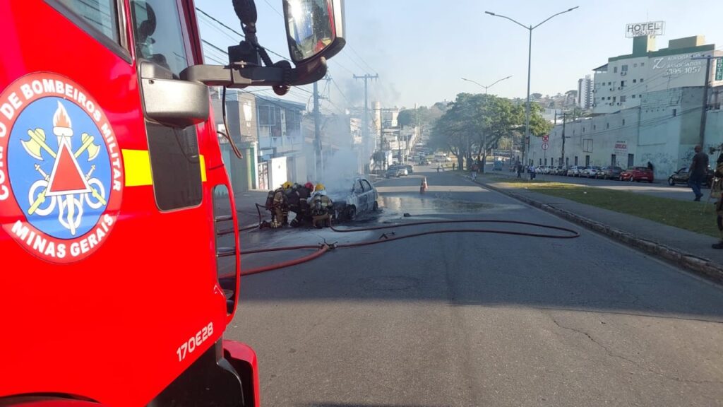Carro pega fogo e fecha Avenida General David Sarnoff, em Contagem - Foto: Divulgação/Corpo de Bombeiros