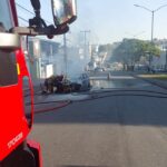 Carro pega fogo e fecha Avenida General David Sarnoff, em Contagem - Foto: Divulgação/Corpo de Bombeiros