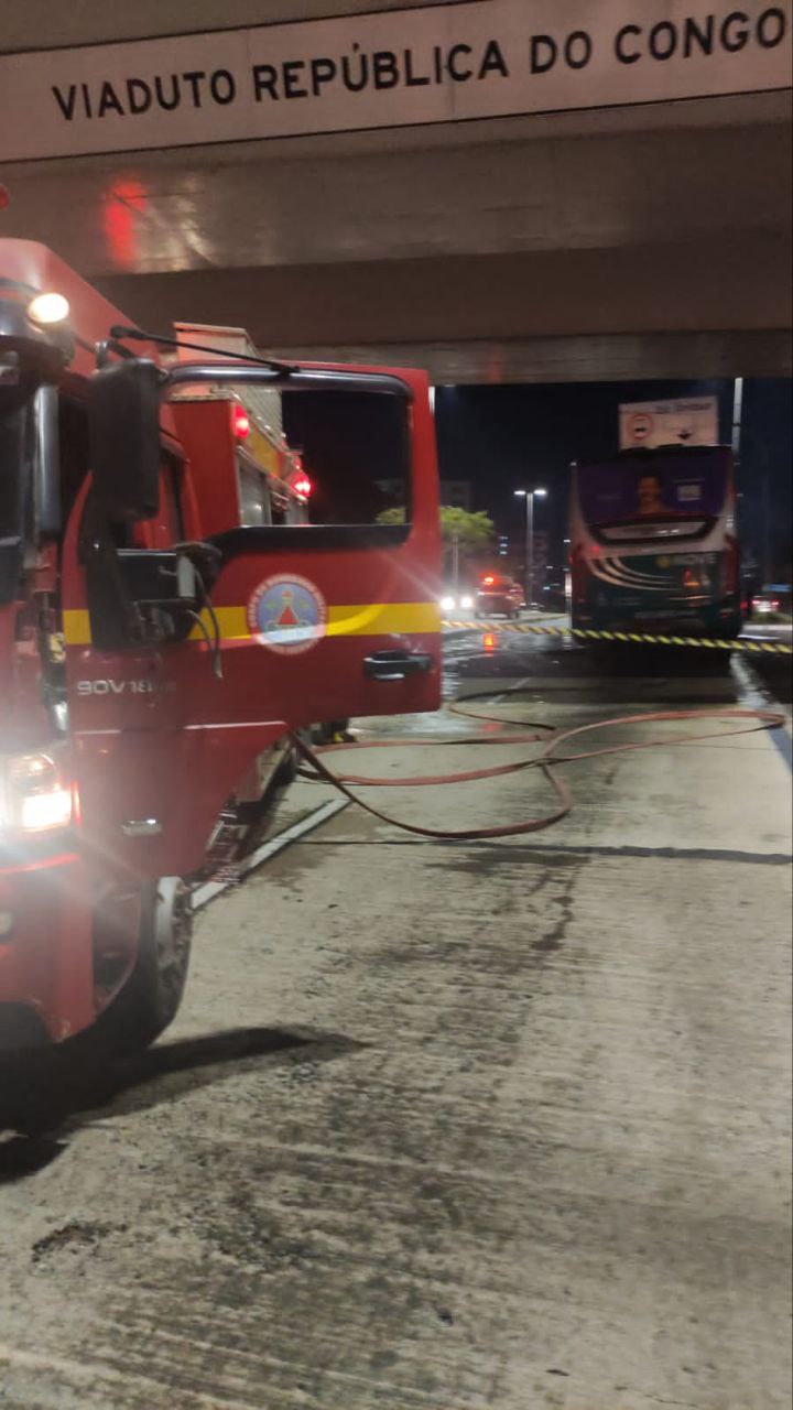 Incêndio em ônibus do Move deixa três pessoas feridas na Avenida Antônio Carlos, em BH - Foto: Divulgação/Corpo de Bombeiros