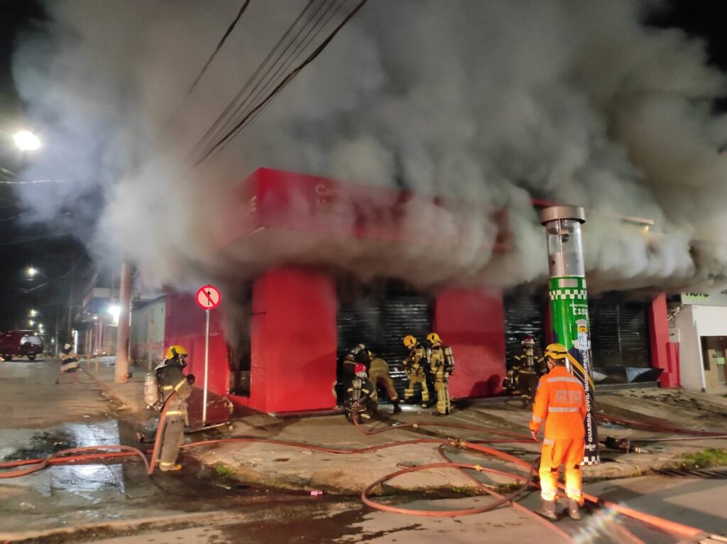 Loja pega fogo e fica totalmente destruída no bairro Veneza, em Ribeirão das Neves - Foto: Divulgação/Corpo de Bombeiros