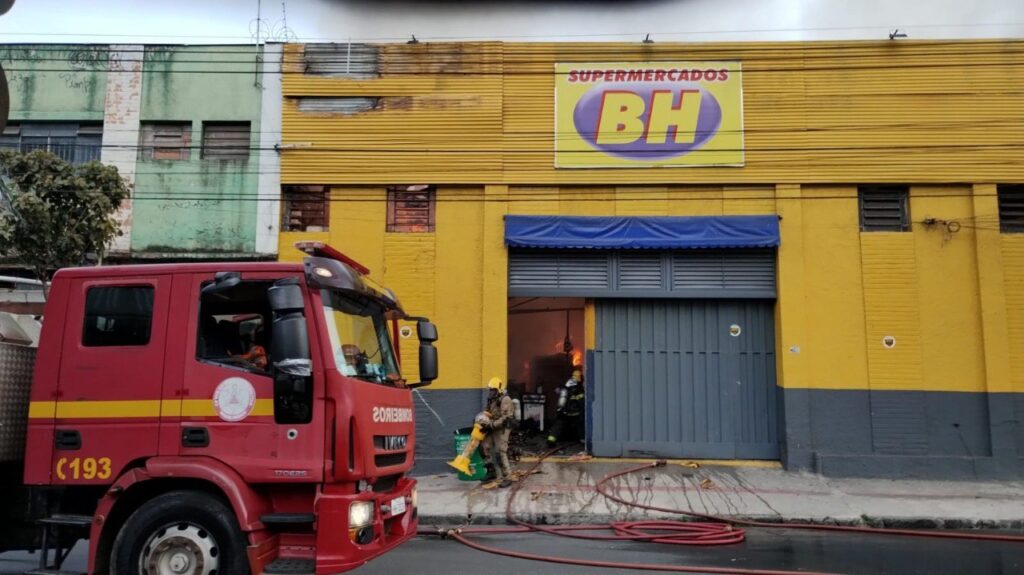 Incêndio de grandes proporções atinge Supermercado BH no bairro Horto - Foto: Divulgação/Corpo de Bombeiros