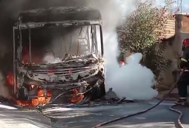 Incêndio destrói ônibus no bairro Serra Dourada, em Vespasiano - Foto: Reprodução