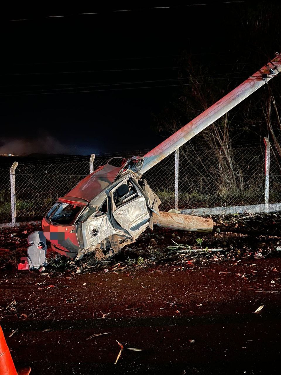 Militar do Exército morre após carro bater em postes e partir ao meio em Araguari - Foto: Divulgação/Corpo de Bombeiros