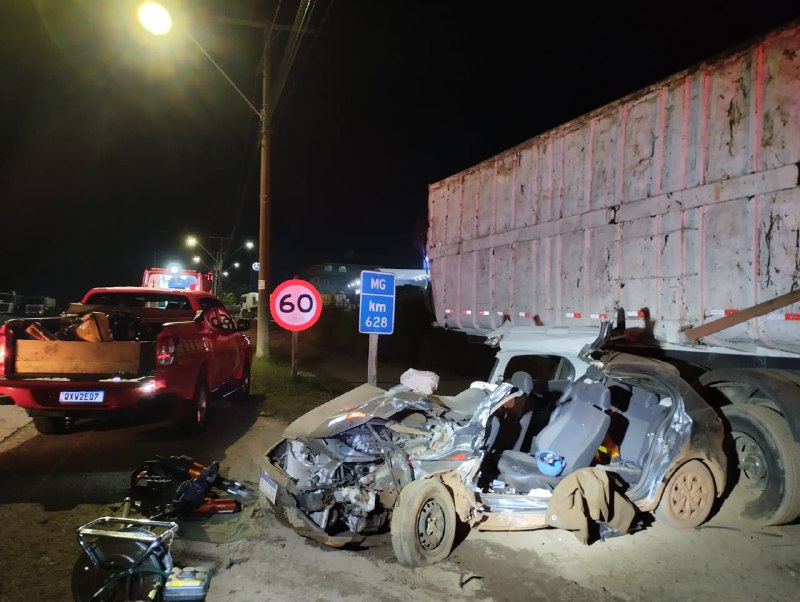 Motorista fica preso às ferragens de carro após acidente na BR-040, em Conselheiro Lafaiete - Foto: Divulgação/Corpo de Bombeiros