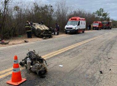 Mulher morre e criança fica ferida após carro capotar na BR-367, em Araçuaí - Foto: Divulgação/Corpo de Bombeiros