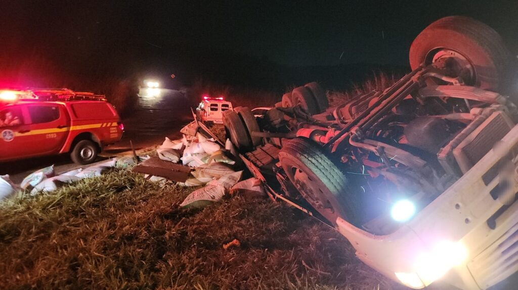 Motorista morre em acidente com caminhão na MGC 491, em Alfenas - Foto: Divulgação/Corpo de Bombeiros