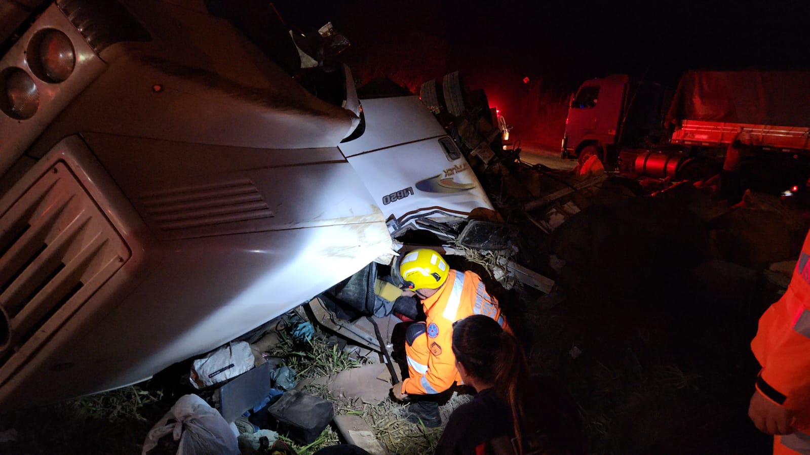 Motorista morre em acidente com caminhão na MGC 491, em Alfenas - Foto: Divulgação/Corpo de Bombeiros