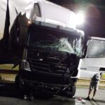 Carreta atinge placa e bloqueia totalmente Rodovia Fernão Dias, em Santo Antônio do Amparo - Foto: Divulgação